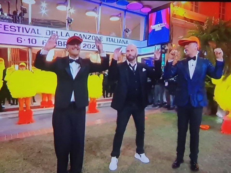 SpottedUnisa's tweet photo. Ore di volo, un viaggio da oltreoceano per questo… e penso che sia bellissimo.  #Sanremo2024 https://t.co/ymJzLhqrzm