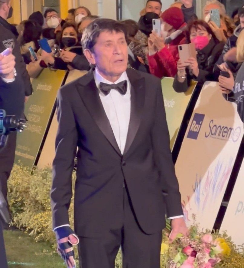 kathrynYO's tweet photo. John Travolta refusing to wear the duck hat, he was like I’ve got STANDARDS (after I’ve just spent 15 mins dancing to whatever you wanted) #Sanremo2024 https://t.co/duTF0HNIKy