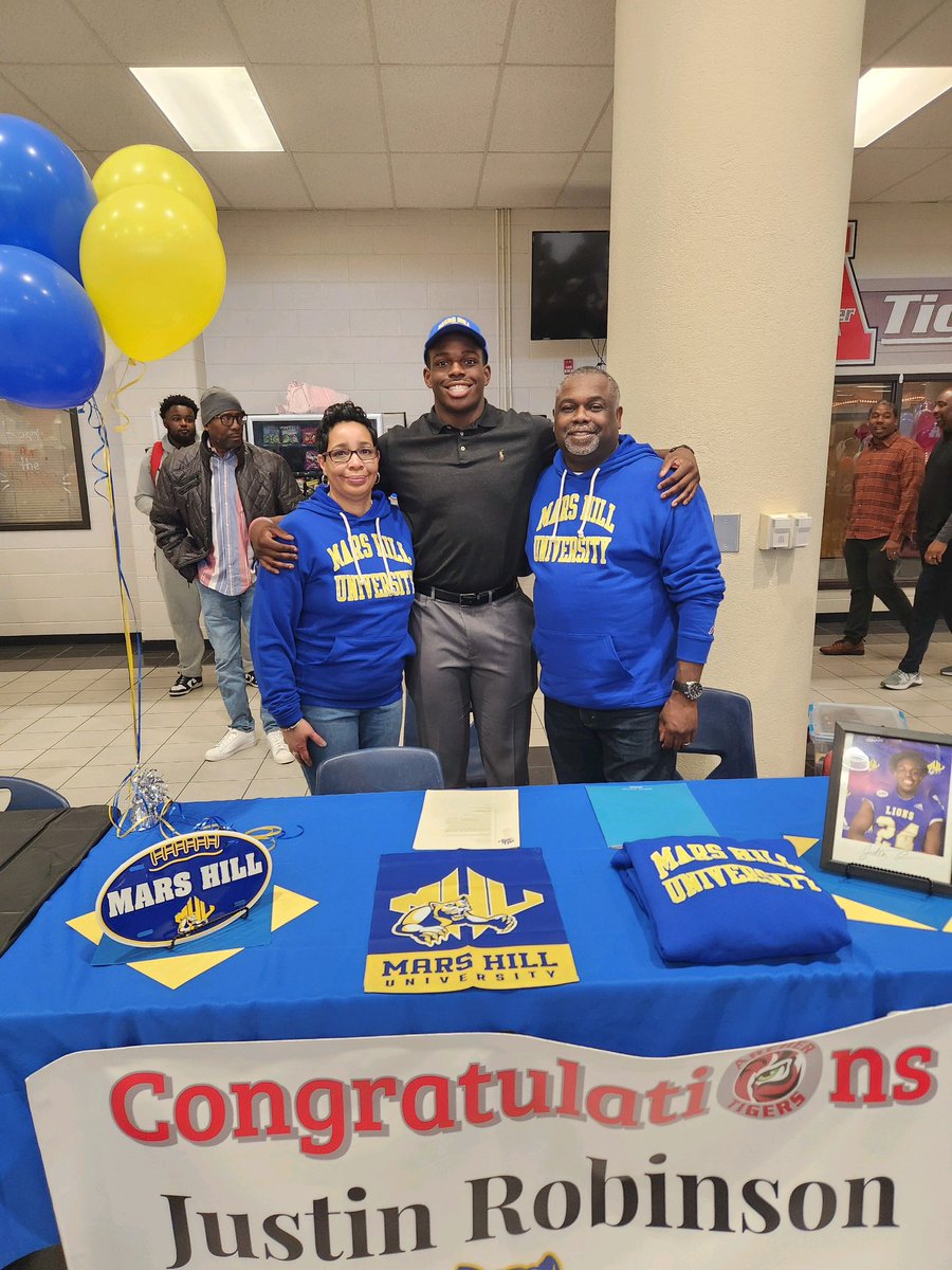 Justin Robinson (@justin2024r) on Twitter photo My New home <a href="/MarsHill_FB/">MHU Football</a> , very blessed to have the dad and mom I have . As well as my coach’s and the community . My New home <a href="/MarsHill_FB/">MHU Football</a> , very blessed to have the dad and mom I have . As well as my coach’s and the community .