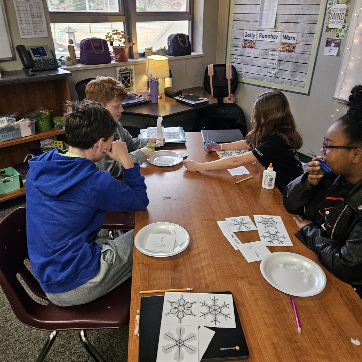 SarahThrush1's tweet image. Why is snow white?  #lightunit #mysteryscience #redlectionoflight #staycurious