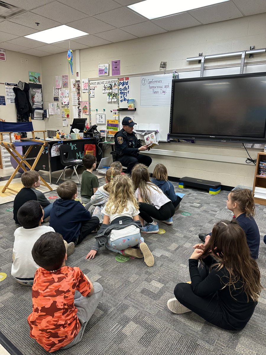 Mrs_Myhre_HES's tweet photo. Mystery reader stopped in today! Thanks for sharing knowledge and a story! #HLWWProud https://t.co/tkujWqzaOx