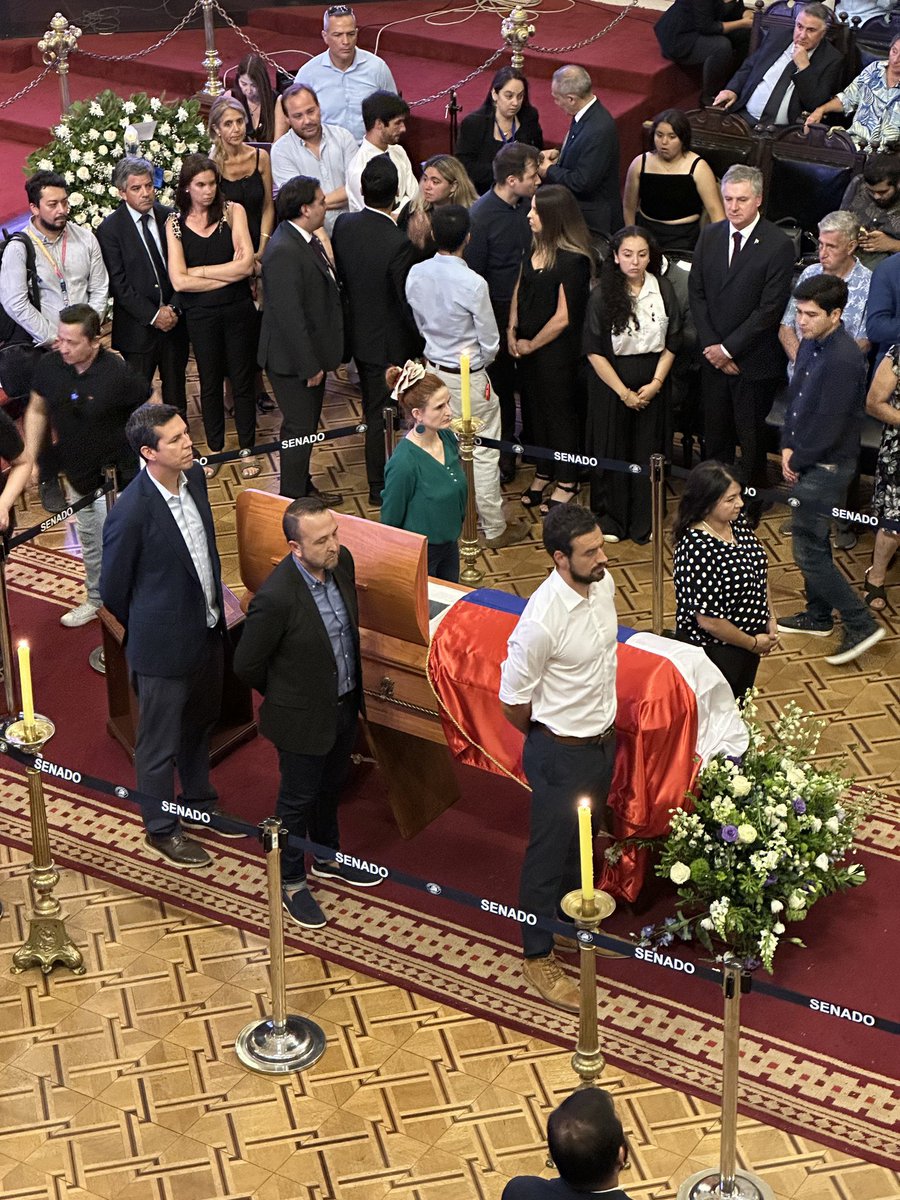 He leído mucho que con la muerte del Presidente Piñera «se va un Chile», ese que recordamos con admiración: una Democracia con fuerte espíritu republicano, sin polarización, sin extremismos, con acuerdos y dialogante.

Por lo que estamos viendo, yo creo más bien lo contrario: ese