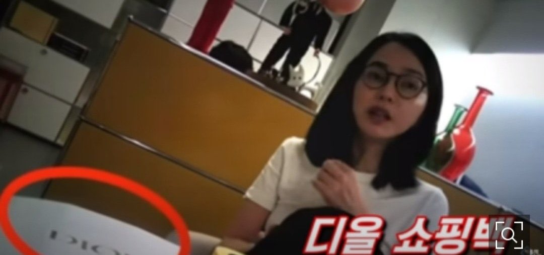 김건희 때문에
300만원 명품백은 뇌물이 아니고
한동훈 때문에
휴대폰 비번은 검찰에 숨겨도 되고
국민의힘당 때문에
공천은 정당 스스로 하는게 아니고
윤석열 때문에
국정파탄은 대통령 무책임이
되어 버린 대한민국