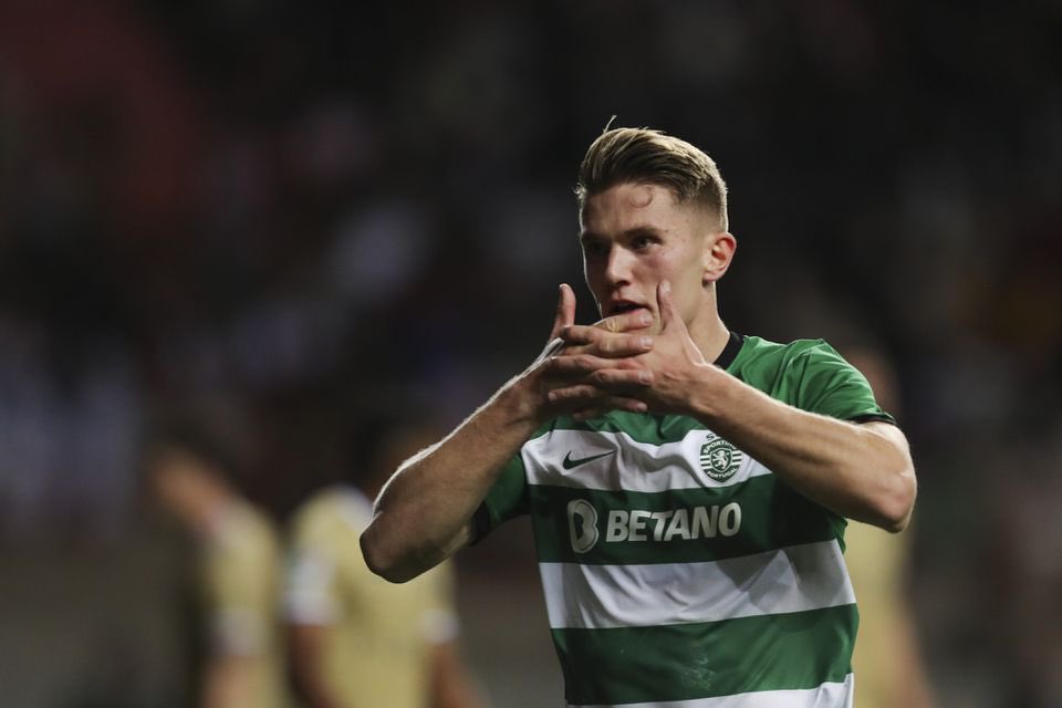 Sporting_CPAdep's tweet photo. 26 golos em 28 jogos no Sporting CP.

Como se não bastasse, leva 10 assistências.

36 G+A em 28 jogos. INSANO 🔥🔥🔥 https://t.co/4anLFqYQLr