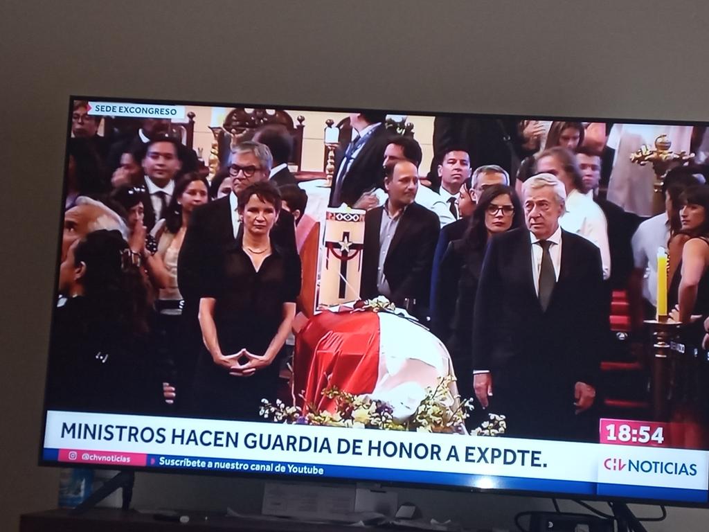 ScalantRodrig's tweet photo. @camila_vallejo @GabrielBoric @voceriagobierno @GobiernodeChile @Min_Hacienda @min_interior @MinjuDDHH @MinMujeryEG @AlbertoKlaveren @LuisCorderoVega @Carolina_Toha Este chile paralelo plop por mas protocolo y mas funeral de estado ..alguna vez pensaste que estarias asi se pasaron todos queremos paz pero asi ?a ese costo? https://t.co/5zcDiKvvDu