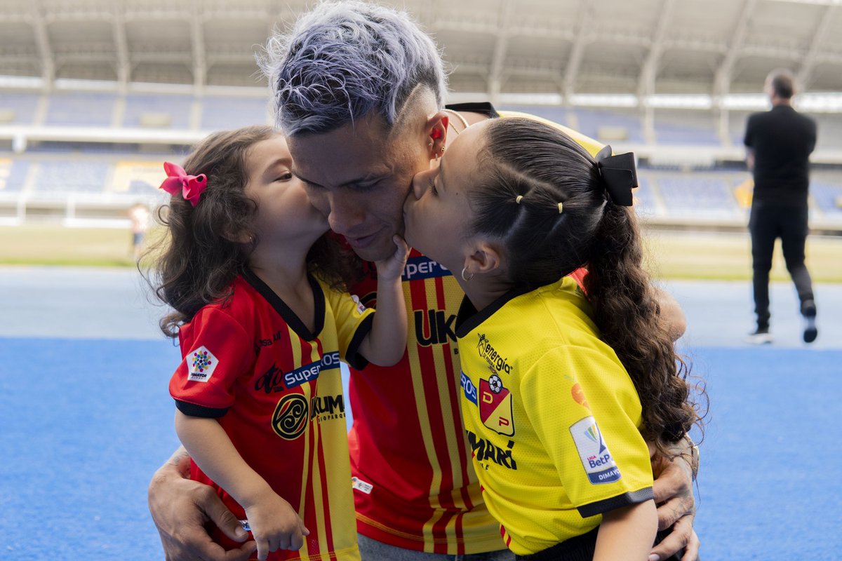 juanchorios14's tweet photo. Gracias Pereira, gracias a mi ciudad por este hermoso recibimiento, estoy muy feliz de volver 😀❤️ vine hacer historia 🦁⚔️ #juanchorios14 #Pereira 💛♥️ vamos @corpereira 💪🏽 https://t.co/cUV3omfnVu