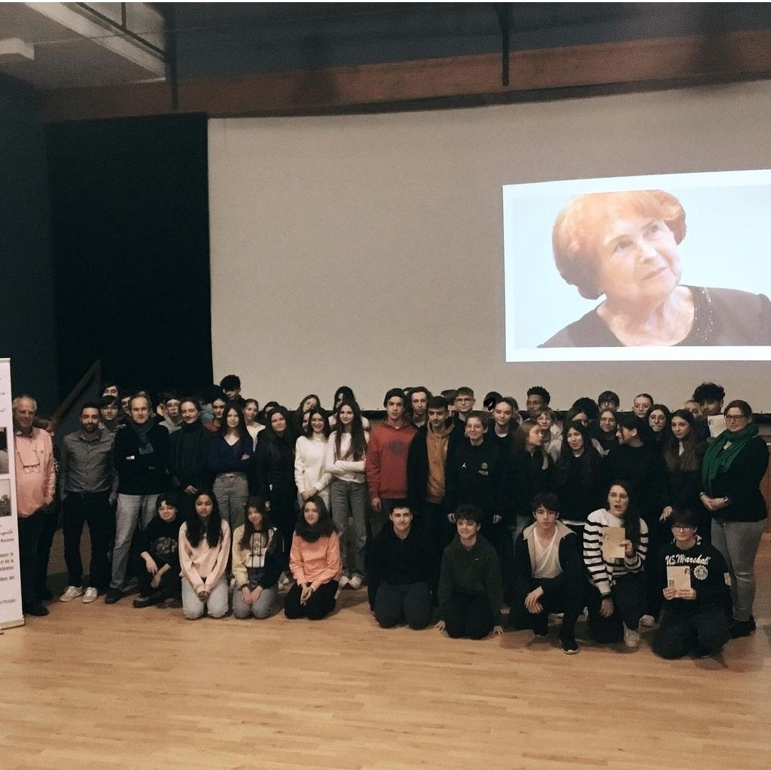 clgtruffaut's tweet photo. Un hommage poignant à Ida Grinspan pour les 3ème qui ont eu l'immense chance d'écouter Dorota Kuczynska, guide à @AuschwitzMuseum. Il s'est poursuivi à l'école de Sompt, où Ida a été scolarisée avant son arrestation.
#devoirdemémoire #témoigner #Shoha
@DSDEN79 @acpoitiers https://t.co/Od7py9OJPq