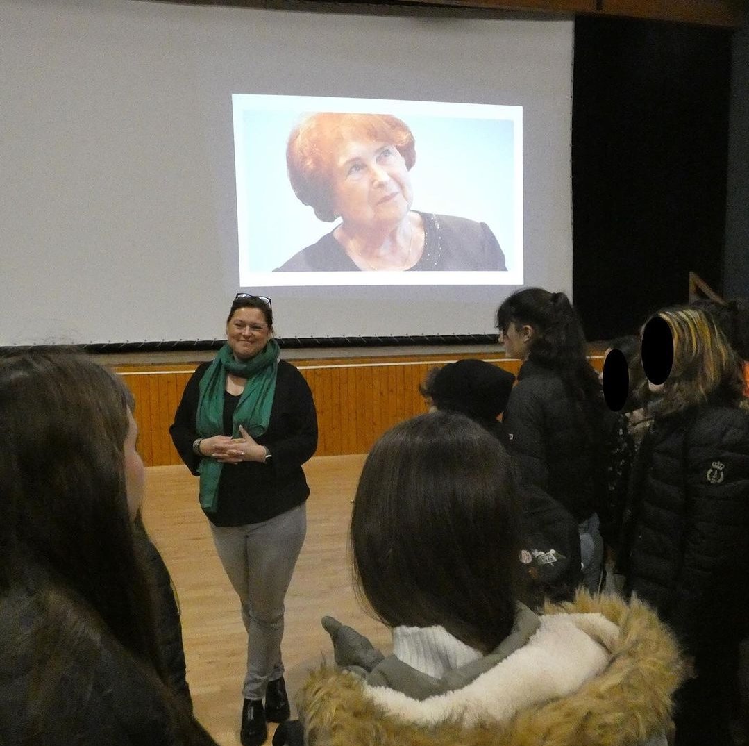 clgtruffaut's tweet photo. Un hommage poignant à Ida Grinspan pour les 3ème qui ont eu l'immense chance d'écouter Dorota Kuczynska, guide à @AuschwitzMuseum. Il s'est poursuivi à l'école de Sompt, où Ida a été scolarisée avant son arrestation.
#devoirdemémoire #témoigner #Shoha
@DSDEN79 @acpoitiers https://t.co/Od7py9OJPq