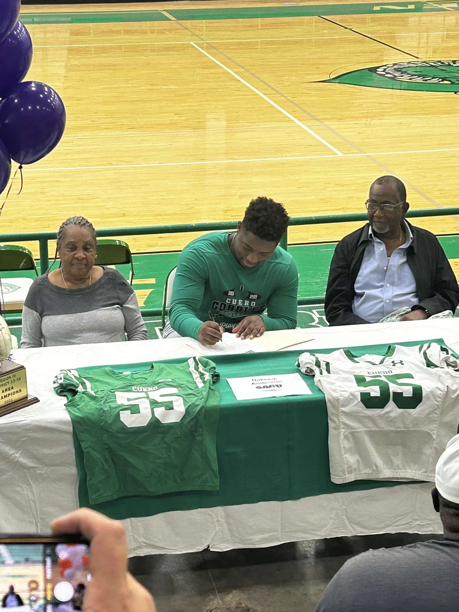 HakeemAnderso12's tweet photo. I officially signed at South Western Assemblies of God university let's work God is good @coachanzaldua35 ! https://t.co/9Ly7P1r0eE