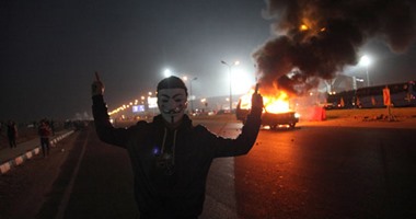 OmArMaGeD's tweet photo. قوات الداخلية ضربت غاز مسيل للدموع على ممر ضيق متكدس بآلاف البشر، مما تسبب في قتل عشرات المشجعين نتيجة الاختناق بالغاز، واندلعت بعدها اشتباكات عنيفة استمرت لساعات في الشوارع المحيطة بين المشجعين والشرطة، وشهدت إطلاق الشرطة لقنابل الغاز ورصاص الخرطوش على المشجعين العزل. https://t.co/kOjS4qxfLD