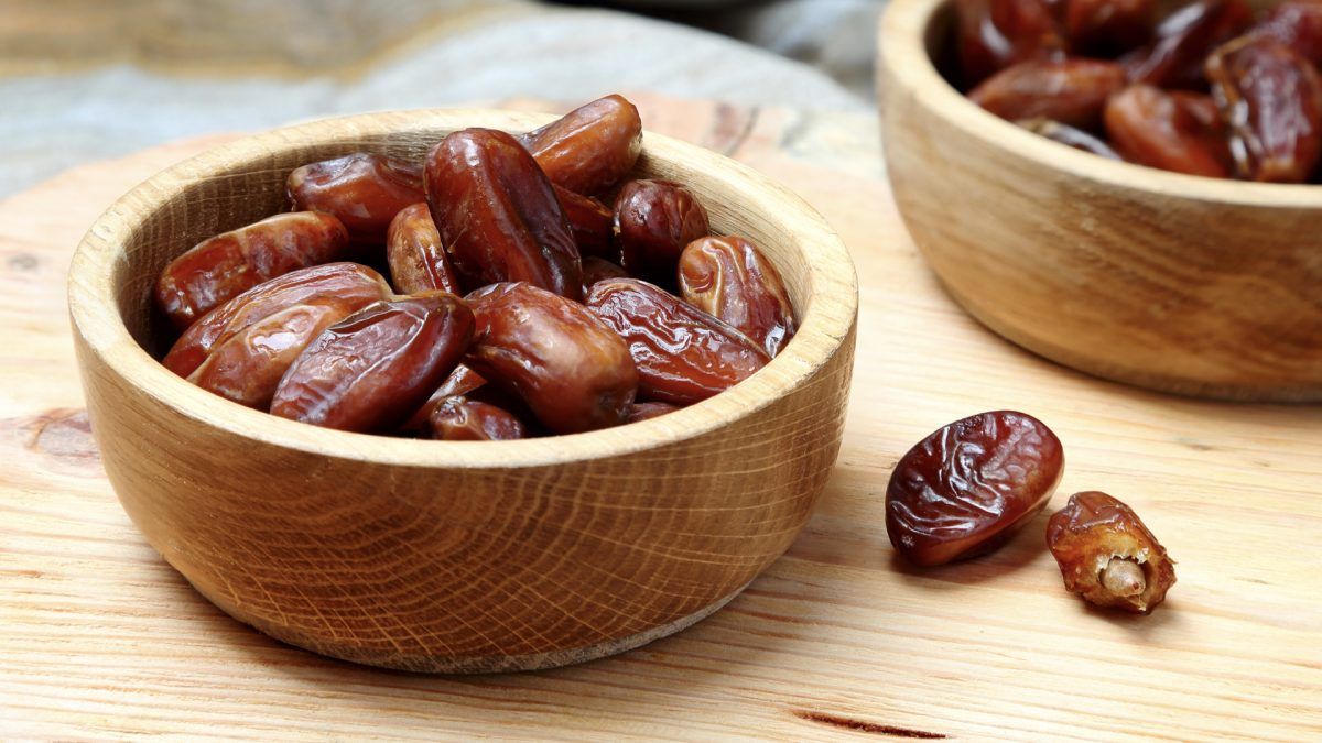 Dates are one of the healthiest sweeteners. Seven dates a day for three weeks are put to the test in a randomized controlled trial. bit.ly/3w60nBY