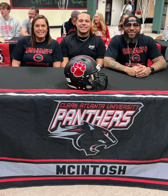 Iamjunnie2024's tweet photo. Finally Official ! Beyond blessed for this position. Thank you to everyone who believed in me, time to work !🤞🏽🖤
@suttonlegendary @coachmikehayde @teddyk95 @clarkatlantadfo @CAU_Football @GrandBlancFB @_GB_Athletics_ @ForrKaleb https://t.co/cXr5AWAjrq