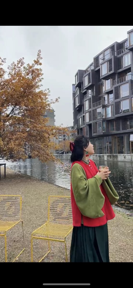 汉服HanFu is also fit the modern buildings ~

You can dress yourself be a Christmas tree, even though the Christmas season has passed

clothing：明制汉服 HanFu of Ming style 
#Asia #Asian #China #CHINADAILY #chinafact #chinanews #Chinese #Clothing #fashion #fashionblogger