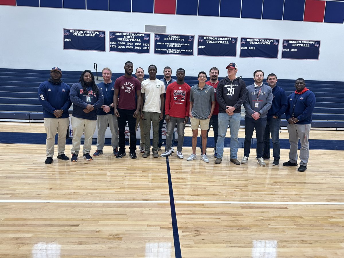 AlyssaCLyons's tweet photo. @ValleyFB @NorthAugustaHS @STHS_Rebels and @awwebb12's crew:
Tre Clarke and Juju Stevens (Johnson C. Smith), Demarius Tolen (NC Central), HD Yonce (Newberry), Nate Nordeen (Anderson) https://t.co/PjkTRdaW21