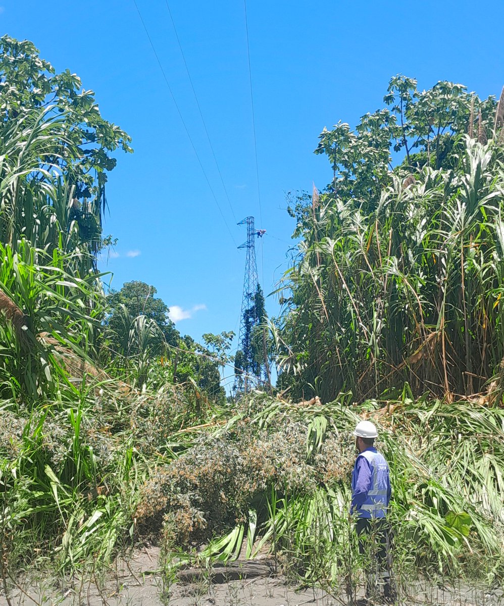OSINERGMIN's tweet photo. #Ahora en #MadreDeDios | Ante la interrupción de fluido eléctrico en la provincia de #Manu, debido a la caída de un conductor en el río #Inambari, #Osinergmin supervisa la pronta reposición del servicio al público usuario.
#Actualidad https://t.co/q7iMJtXBdY