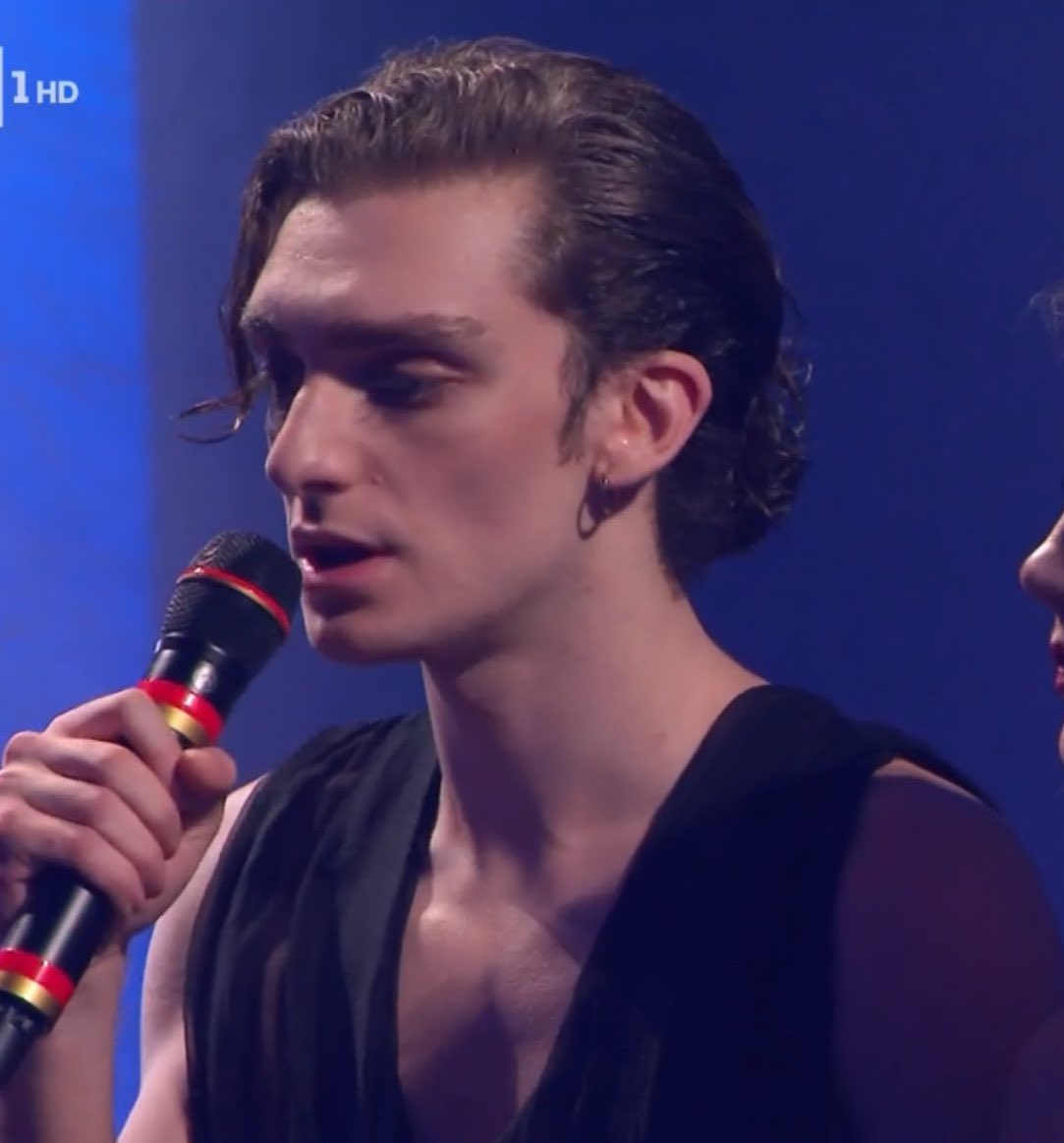sia benedetto il petrolio da cui è stato estratto il carburante che ha rifornito i camion che hanno trasportato il cemento per costruire l'ospedale in cui sei nato #Sanremo2024