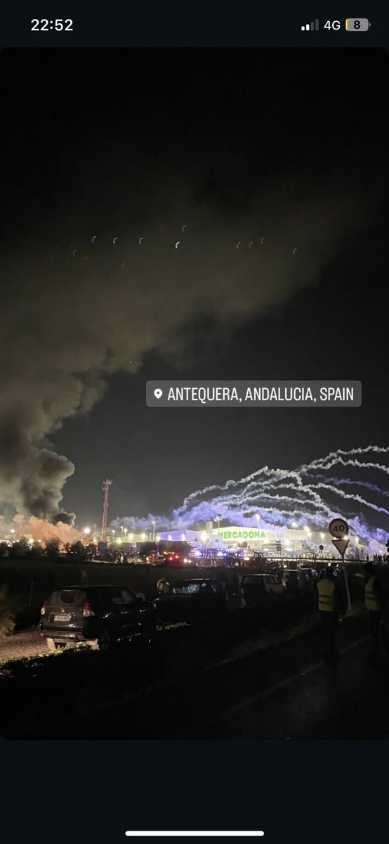 Gas lacrimogeno como si fuesemos criminales, a ancianos, niños .. gente que lucha por lo suyo pacificamente . Vaya pais de mierda. Yendo por las buenas y respondeis asi .. #agricultores #antequera