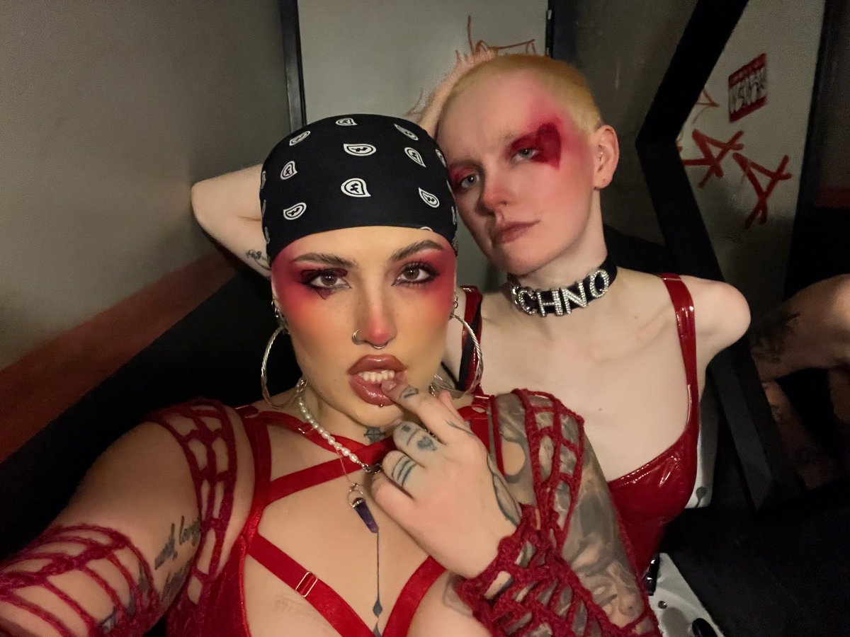 ExplicitlyGates's tweet photo. Lobster for two 🦞 

#GalentinesDay #influencer #alternative https://t.co/0xACExurLa