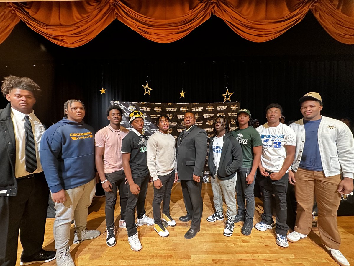 SaulsberrySr's tweet photo. All glory to God. Another National Signing Day ceremony in the books. Not done yet

Our mission is to use athletics as a means to and end to further educational opportunities so our young men will become productive members of society. #RESPECTTheHaven #BuiltForThis #HavenForever https://t.co/A5WyZQBlR9