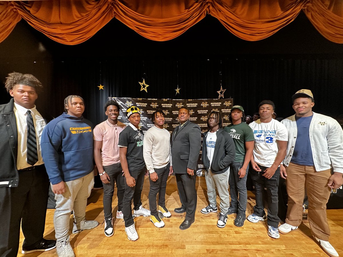 SaulsberrySr's tweet photo. All glory to God. Another National Signing Day ceremony in the books. Not done yet

Our mission is to use athletics as a means to and end to further educational opportunities so our young men will become productive members of society. #RESPECTTheHaven #BuiltForThis #HavenForever https://t.co/A5WyZQBlR9