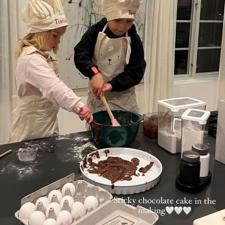 onlyLTyHB's tweet photo. Mini AU - Fútbol o nosotros?

L'ouis y H'arry son una pareja casada con dos hermosos hijos. Pero... ¿Y si la relación ya no va para más? 

Todo culpa del fútbol.

O

L'ouis es un adicto al fútbol y H'arry ya no soporta a su marido. https://t.co/D5N38qkHR4