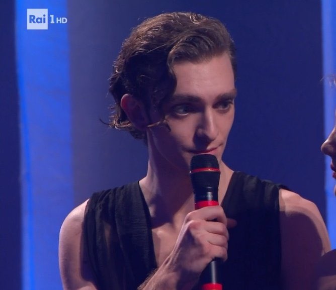 fineelinexwalls's tweet photo. sia benedetto il petrolio da cui è stato estratto il carburante che ha rifornito i camion che hanno trasportato il cemento per costruire gli ospedali in cui siete nati #sanremo2024 https://t.co/5oViTiwXpS