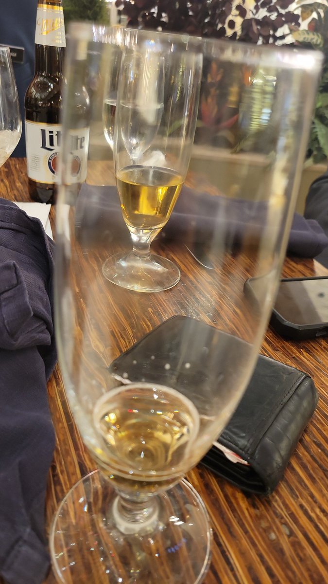 moneymetalcakes's tweet image. Cards in the air in 1 hr @MGMNH_Poker...I am 2 Sapporro's deep, so come get these chips tonite! #cakesclassic