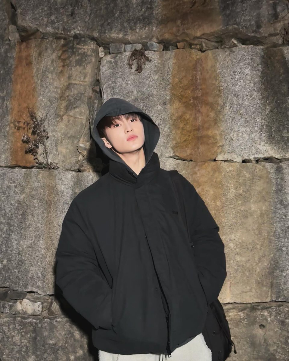 240208 #onyourm__ark #마크 인스타그램 

when you need to get through a wall, you knock