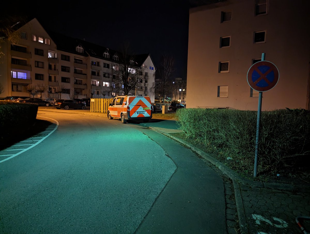 agsfd's tweet photo. Wäre der jetzt im Einsatz, wäre das ja vollkommen in Ordnung, aber der parkt da etwa jeden zweiten Tag über Nacht in dieser unübersichtlichen Kurve, ohne Alarmsignale. Manchmal aber auch mit privat-Pkw, zu erkennen an den @asb_de Kennzeichenhaltern. (Foto von dieser Nacht) https://t.co/IfLqTsEtZS