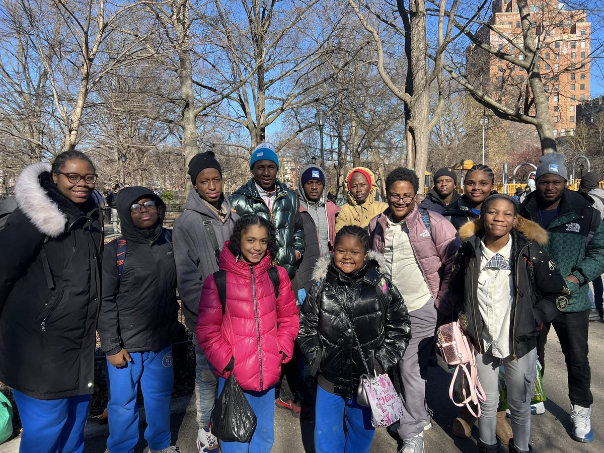 MiddleSchool35's tweet photo. 6th grade leaders collected food to distribute to French speaking immigrants from West Africa in who live in Tompkins Square Park in NYC. Our leaders learned the value of helping those in need. They were very appreciative! @D16LEADS @BLMAtSchool #collectivevalue @dtully https://t.co/J7dJ5nyWGj