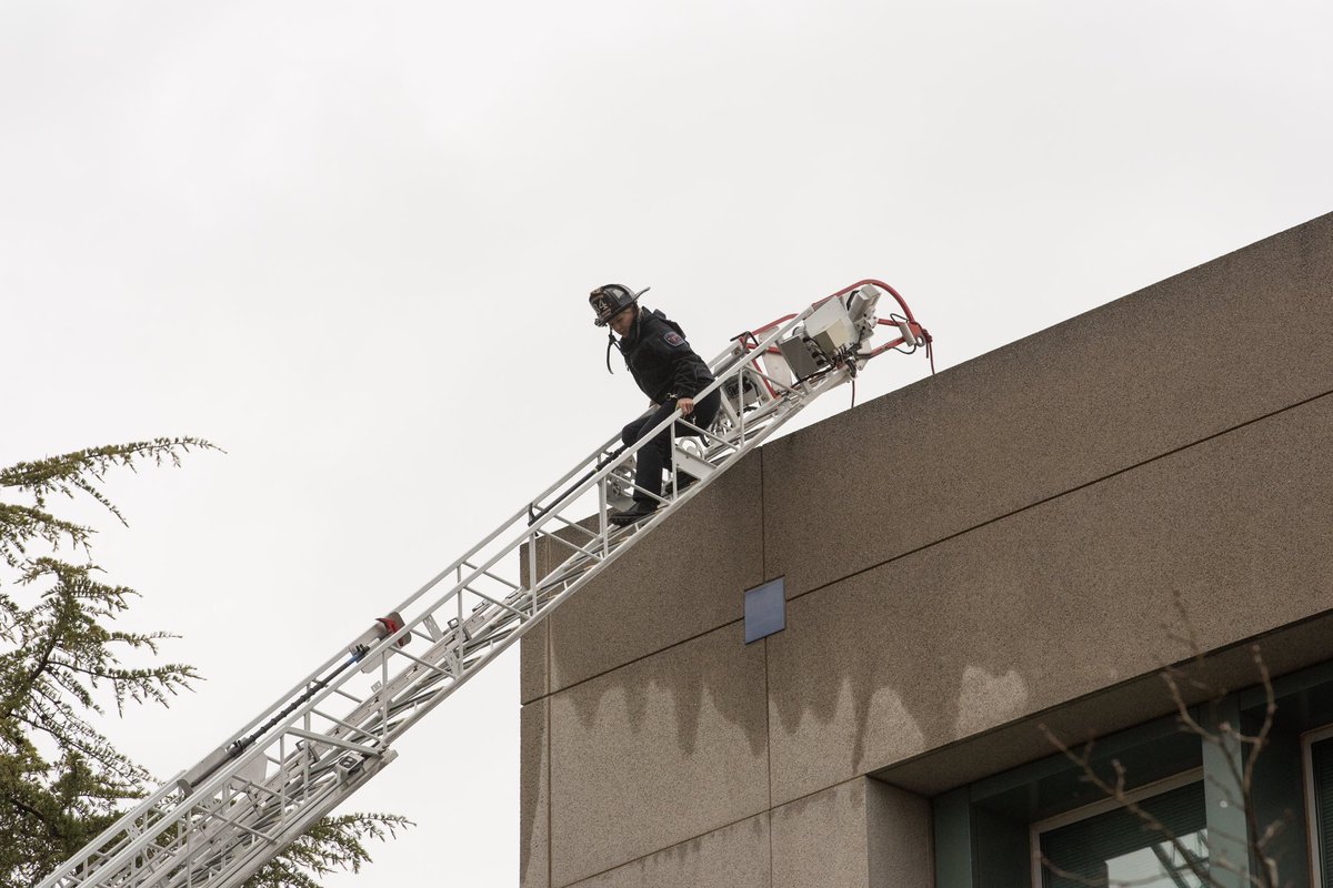 It’s been pretty rainy in our community recently, Aggies. 🌧️

Here are some fire shots of our careers utilizing Truck 34 to access the roof of the Peter J. Shields Library in this weather! 🔥

#CommunityOfEverydayHeroes #UCDavisFire #EMT #PulsePoint #FireFighter