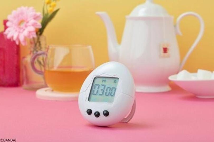 livedoornews's tweet photo. 【復活】令和に蘇った「白たまごっち」？初代モデルのレアカラー白が日用品アイテムに
https://t.co/UQ3DMGAQGZ

白たまごっちがキッチンタイマーになって登場。タイマーセットの音もたまごっちで、スタンドもマグネットもついている。バンダイ公式サイトで2月いっぱい予約受付中。3月発売。 https://t.co/8PquOfEJuq