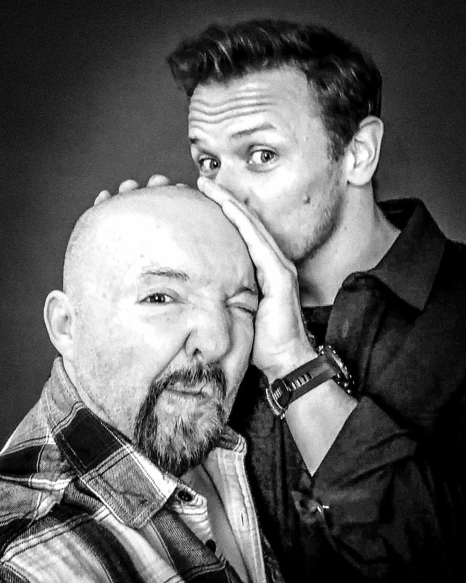 The big man #SamHeughan posting a pic with 📸 drgotts (a celeb photographer) on his IG 📸 account, tonight.
I've turned it round the right way...