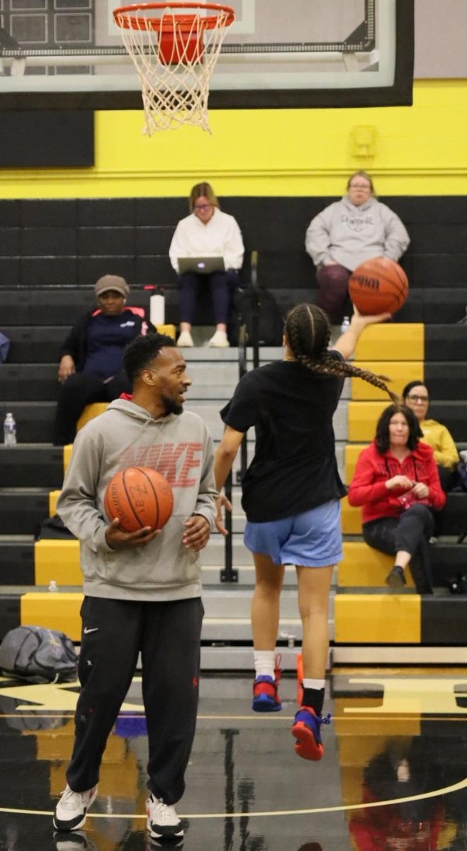 My dawg @Jossyj22 coming thru working on that same foot same hand finish! Joss is as tough as they come & She's only getting better!