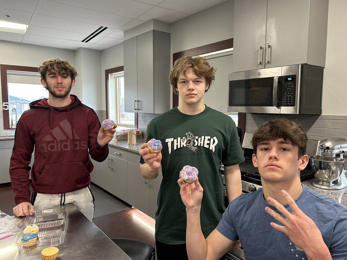 PRMrsJones's tweet photo. I love having former students come back and share their career path with my current students. Huge thank you to Brooke, owner of #sweetzeescakery for coming into #culinary2 and #advancedculinary today! @peckhart20 @IndustryCareers https://t.co/ZYvqHw9Hfz