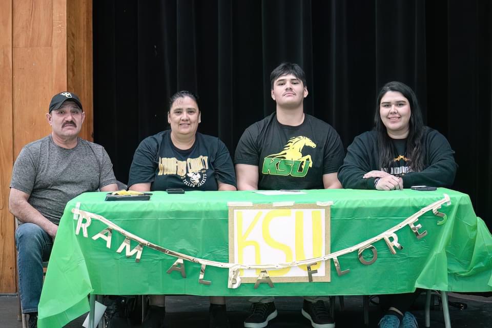 Bill Caine - Woodford Sports (@blackandgoldda1) on Twitter photo WCHS celebrated three seniors who signed to play football and continue their education today.
Layton Starks- Ball State
Ram Alba Flores - Kentucky State University
Xavier Hill - Hardeeville Prep South Carolina
<a href="/WoodfordFBall/">Woodford County Football</a> <a href="/laytonstarks/">ʟᴀʏᴛᴏɴ sᴛᴀʀᴋs...</a> <a href="/XavierHill06/">Xavier hill</a> <a href="/Ramtheking64/">Ram alba flores</a> WCHS celebrated three seniors who signed to play football and continue their education today.
Layton Starks- Ball State
Ram Alba Flores - Kentucky State University
Xavier Hill - Hardeeville Prep South Carolina
<a href="/WoodfordFBall/">Woodford County Football</a> <a href="/laytonstarks/">ʟᴀʏᴛᴏɴ sᴛᴀʀᴋs...</a> <a href="/XavierHill06/">Xavier hill</a> <a href="/Ramtheking64/">Ram alba flores</a>