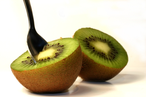 Did you know that kiwi has almost 3X the amount of vitamin C as oranges? That's just one of the benefits. Kiwi Is Also: 👉Rich in Important Nutrients 👉Enhances Sleep Quality 👉Contain Essential Fatty Acids 👉Improve Digestive Health 👉A Good Source of Antioxidants 👉Can Boost