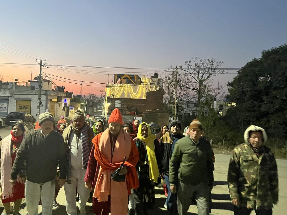 Aadiyogi_Swami's tweet photo. आज सुबह 5 बजे हर रोज़ की भांति सुभप्रभात फेरी में शिवानगर, हाउसिंग कॉलोनी, मानकेतालाब, दुर्गानगर होते हुवे हरि कीर्तन माता रानी कि भेट् गाते हुवे प्रसाद प्राप्त कर वापस आश्रम कथा पंडाल में पहुँचे
#जय_श्री_राम 
#जय_माता_दी 
#आदियोगी_गौतम_स्वामी 
#adiyogi_gautam_swami https://t.co/0WMfTBwrx8