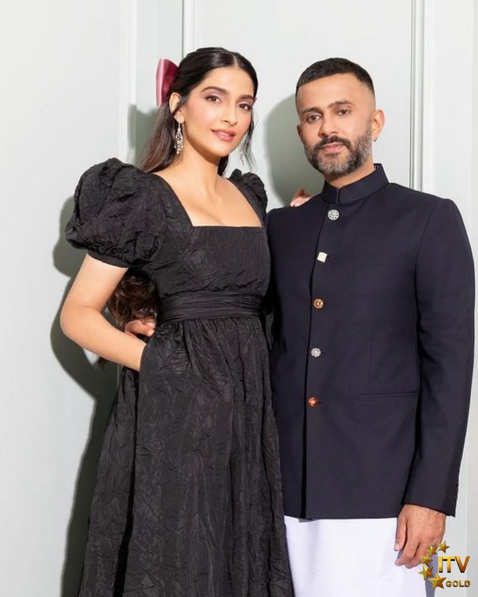 ITVGold's tweet image. Feel the love in the air as #SonamKapoor and #AnandAhuja steal the spotlight with their enchanting date night appearance! 💖🌟
 
#StyleSwoon #CoupleStyle #RomanticRendezvous #BollywoodBuzz #Bollywood #MustFollow #CelebLife #Bollywood #Entertainment #viralposts #follow #ITVGold