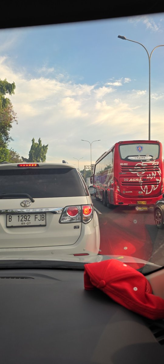 andreslesmana's tweet photo. @RadioElshinta macet total di tol Jatiasih KM 412 arah Cikampek, ada apa ya? https://t.co/SYa7tcy4lv