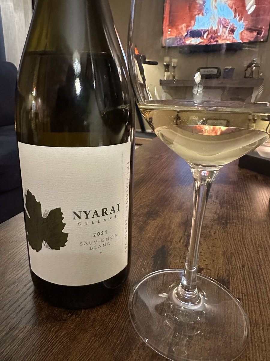 You should always keep any open mind when comes to wine tasting.  I opened this 2021 Sauvignon Blanc from @nyaraicellarswine my beautiful friend Sharon gave me. Gotta say,  it’s pretty darn good! Always keep an open mind. 
.
#thewineboys #winetasting #wine #nyariwine #vqa