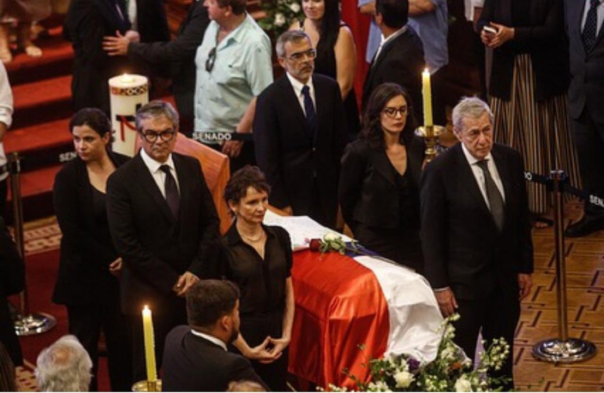 partidodelorden's tweet photo. No quiero desviar la memoria del ex Pdte Piñera, pero me parece un despropósito esta foto, a pesar del acto republicano. Camila Vallejo propició y celebró un estallido delictual que produjo dolor, incendios y saqueos. Me produce vergüenza verla ahí. https://t.co/SOGrzFV0Ds