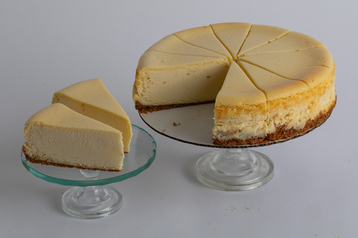 MPCheesecake's tweet photo. Hello Cheesecake Friends! It's #WinningWednesday time again! Below are the Week 3 #CheesecakeWinners! Congratulations to them on winning a 9" New York Cheesecake! This is a gift from @marcuslemonis, who helped #saveMuddyPaws! THANK YOU so much Marcus for the advice, help and guidance you have given us AND for the beautiful gifts of cheesecake you are giving out each week! 
Week 3 in Alphabetical Order:
@Alw82801
@amyclu
@chicafromthechi
@gbunn2
@GetinBZ
@ImAMetaGirl
@kelpeng
@krissfoss
@Leed65_
@MrsMcD6
@PaulasPicks
@RogerMnpls
@sines44047
@sweetrosejuju
@vbxoxo52
@VladsWildchild
@WbBadger
@YaGirlSammyB
We will ship these cheesecakes out next week! I'll DM winners, within 15 hrs, a link to submit shipping info.

We will announce new winners each Wednesday thru May 1! We are keeping track of entries from the beginning and you may still enter by RT'ing this post, or any of our #MarcusCheesecakeOrder posts, and letting us know you'd like to win a cheesecake! #muddypawscheesecake https://t.co/LZJaJxLaGj