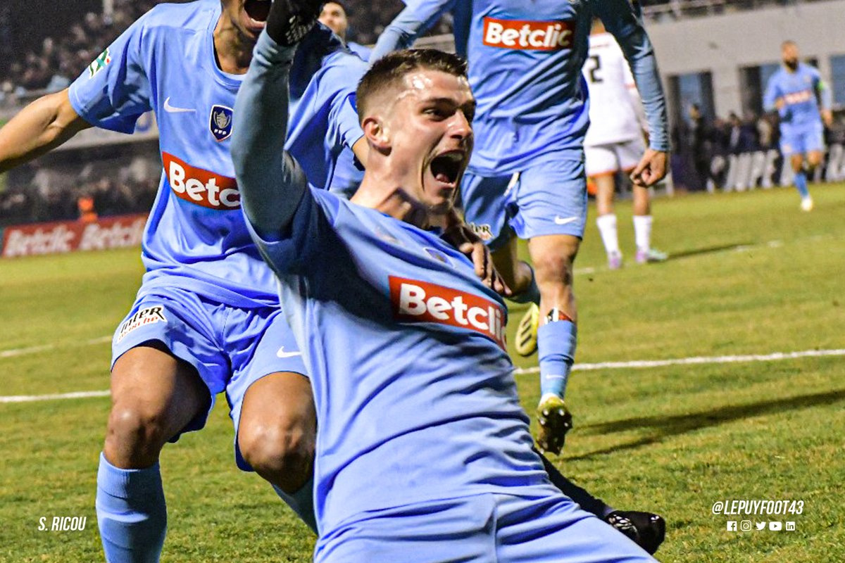 lepuyenvelayfc's tweet photo. 📝 𝗟𝗲 𝗿𝗲́𝘀𝘂𝗺𝗲́ 𝗱𝗲 𝗹𝗮 𝗿𝗲𝗻𝗰𝗼𝗻𝘁𝗿𝗲.
Face à Laval, Le Puy écrit l’histoire, le Puy sera en Quarts. 🗞
🌐➡ https://t.co/bc2AgPKyD5
2️⃣-1️⃣ | #LPF43SL https://t.co/xZXyfjdNji