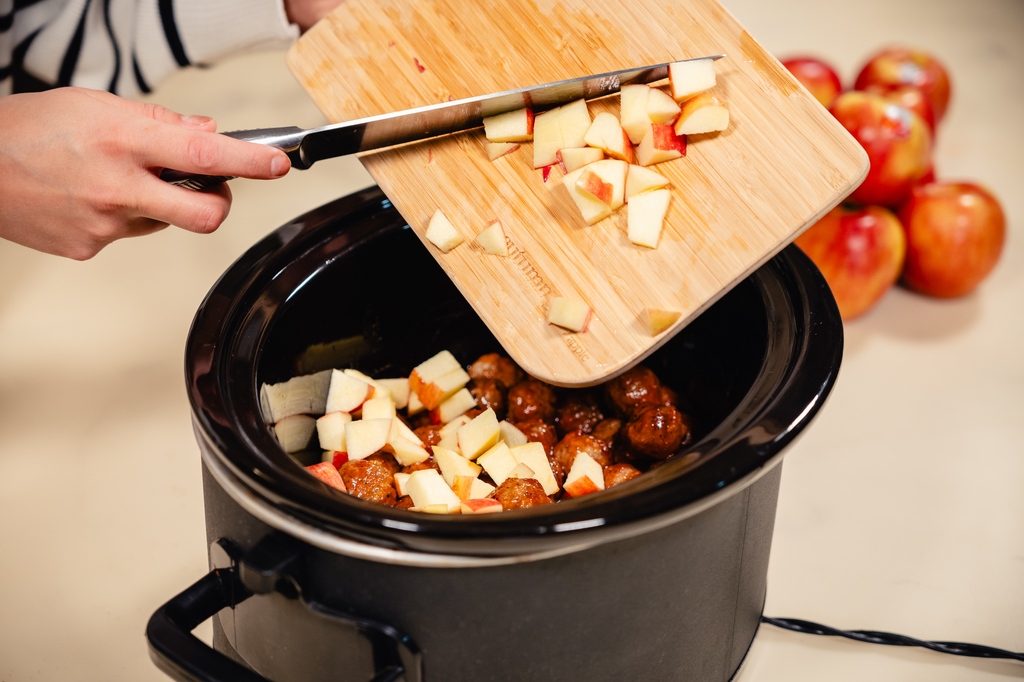 AtmnGloryApple's tweet photo. 🏈🍎 Get ready to elevate your Super Bowl Sunday with our game-changing meatballs drenched in Autumn Glory BBQ sauce, paired with a tangy Autumn Glory apple chunky salsa! 🍏🔥 ⁠
Touchdown for flavor! 🙌🏼 ⁠🏆📣 ⁠ https://t.co/GjIMesZcW6