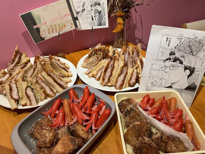 昨夜は原宿のバインミーTokyoで音仲紗良さんとファンの皆さんが「ちはやふる飯ワークショップ・スイーツ編」を行うということで、急遽駆け。 作中ですみれちゃんが頑張って作ったココアクッキーやマシュマロを味わえる日が来るなんて!と感動でした。  すみれちゃんが太一に投げた「イカの塩辛1キロ」も完全再現してくださって!これ校舎の上の階から投げるの殺人未遂だな、とすみれちゃんに反省を促すことにします。  準備も構想も大変なのに、お店を回すのだけでも忙しいのに、全部グルテンフリーで作ってくれた紗良さんはほんとにさすがでした。 小麦粉→米粉 砂糖→甜菜糖 牛乳→豆乳 レシピが変わってもおいしかった〜〜〜  バインミーTokyoは2月28日でいったんお店を閉じるけど、そのほかの場所での活動は続きます。ずっと応援してます。 ファンの皆さんもあったかくて幸せな時間でした。感謝