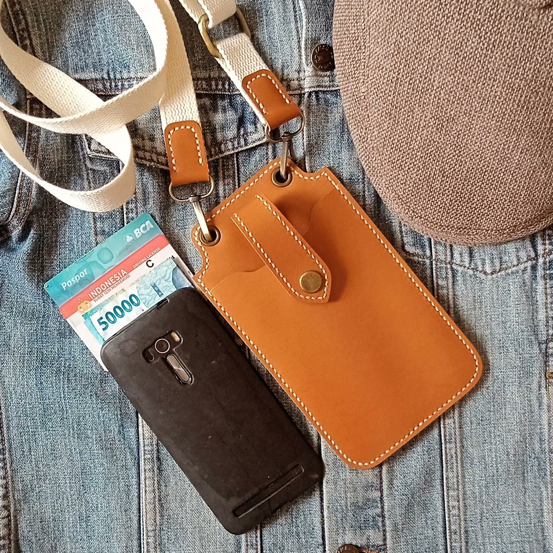 [ Phone Pouch ]

●
#ARMyLeather
#leathergoods #leathercraft #leatherwork #genuineleather #craftsmanship #phonepouch #phonecase #phonesleeve #dailygoods #dailyessentials #gresik #indonesialeathergoods #madeinindonesia