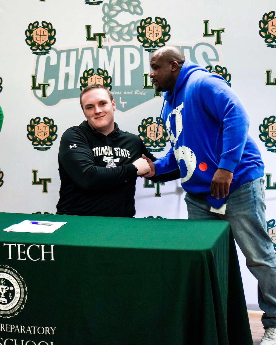 It’s Official !! 🥳 
<a href="/Truman_FB/">Truman State Football</a> <a href="/CoachKNesbitt/">Kellen Nesbitt</a> <a href="/coach_nez/">Gregg Nesbitt</a> @Mack_Helms <a href="/_Conz__/">Coach Conley</a> <a href="/DedrickDewalt/">Dedrick Dewalt</a> <a href="/ShotwithSam/">ShotwithSam</a>