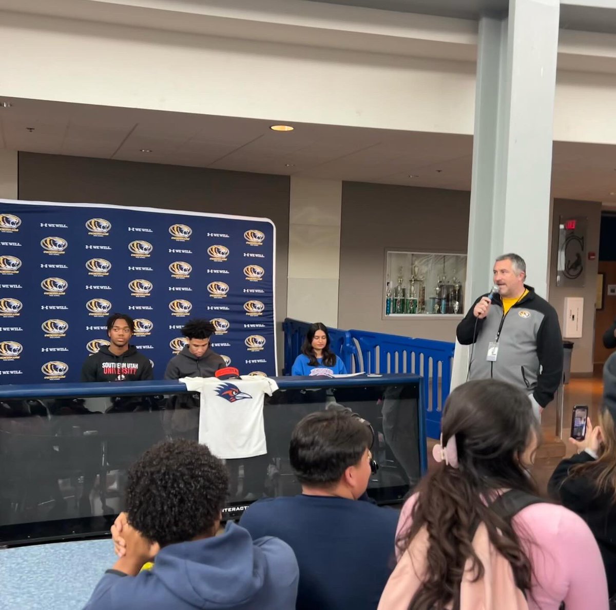 AthleticsNusd's tweet photo. Celebrating these 3 Inderkum players who committed to play at the next level today!
โฝ๏ธAnisha Dwarka-William Jessup
๐Christian Harris-Dartmouth
๐Baron Taylor-Southern Utah โฆProud of each one!
#waytogotigers ๐๐ฝ๐๐ฝ๐๐ฝ#keepworkinghard !! @IHSTigerSports @Inderkum_FB @NatomasUSD https://t.co/zUcixEXXm9