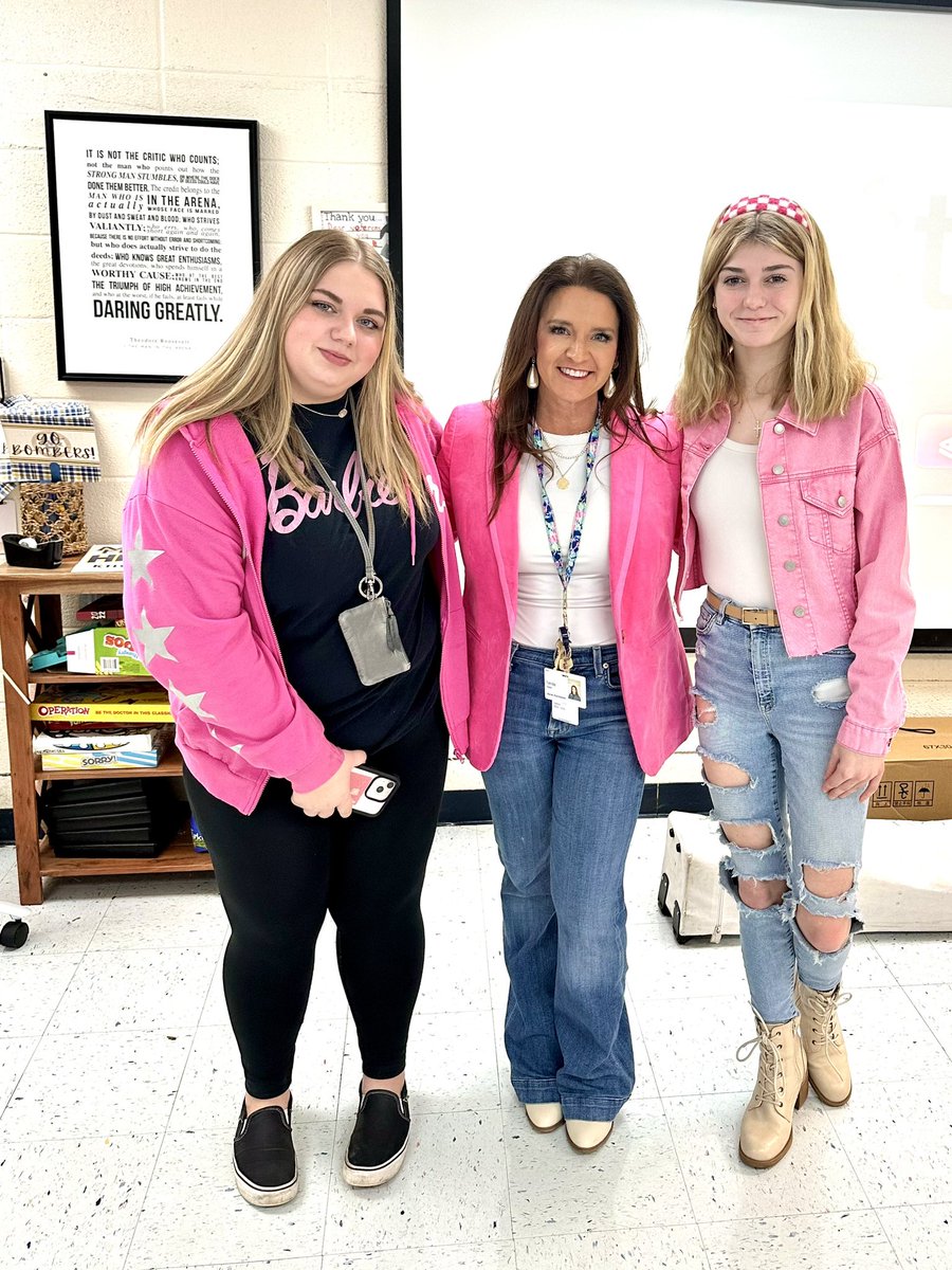 tenillerauls's tweet image. Sweetheart week Barbie and Ken day yesterday. We also deciphered types of common fractures and then splinted them with casting material. Fun day of learning. #orthofun #fractures #splinting